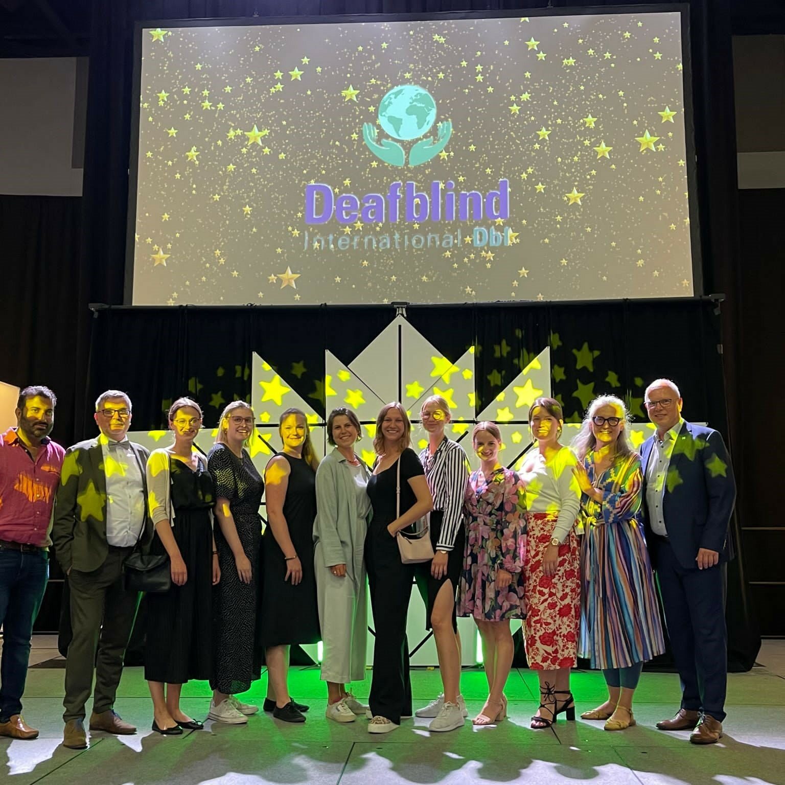 Mitglieder der AGTB und weitere Mitarbeiterinnen aus Einrichtungen der deutschsprachigen Länder auf der Bühne des DbI Kongresses in Ottawa Mitglieder der AGTB und weitere Mitarbeiterinnen aus Einrichtungen der deutschsprachigen Länder auf der Bühne des DbI Kongresses in Ottawa