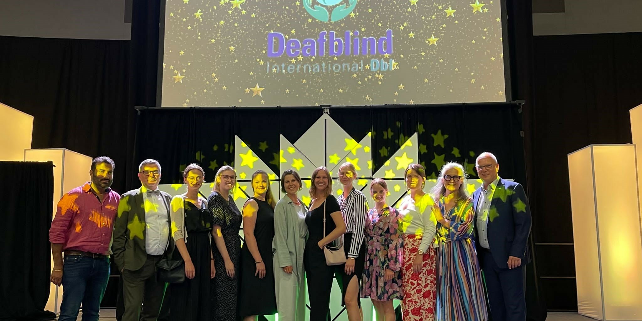 Mitglieder der AGTB und weitere Mitarbeiterinnen aus Einrichtungen der deutschsprachigen Länder auf der Bühne des DbI Kongresses in Ottawa