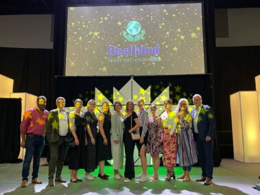 Mitglieder der AGTB und weitere Mitarbeiterinnen aus Einrichtungen der deutschsprachigen Länder auf der Bühne des DbI Kongresses in Ottawa