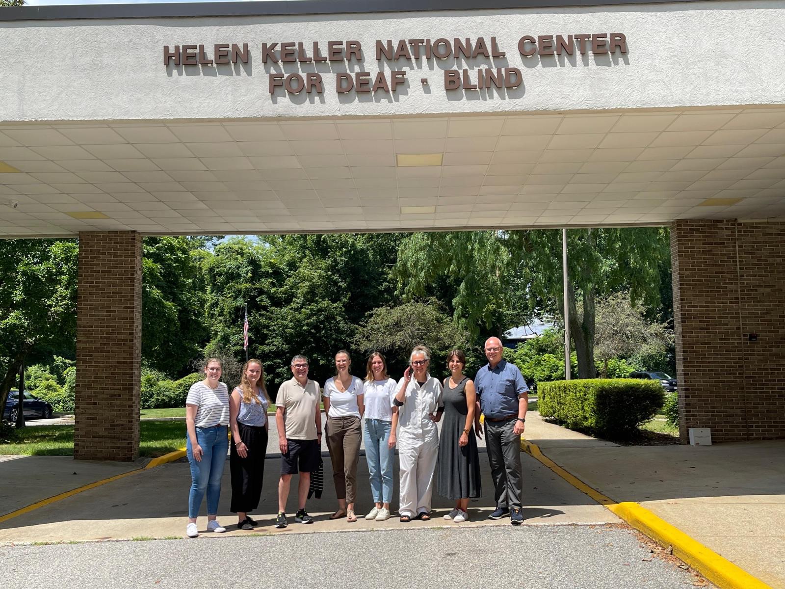 Mitglieder der AGTB und Einrichtungen aus dem deutschsprachigen Raum vor dem Gebäude des Helen Keller National Center