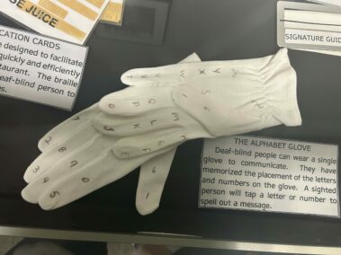 Ausstellungsstücke und Lormhandschuh im Helen Keller Center in New York