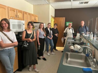 Besucher*innen aus dem deutschsprachigen Raum in der Lehrküche des Helen Keller Centers in New York